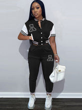 Zweiteiliges Crop-Top mit Buchstaben-Print und figurbetonte Hose